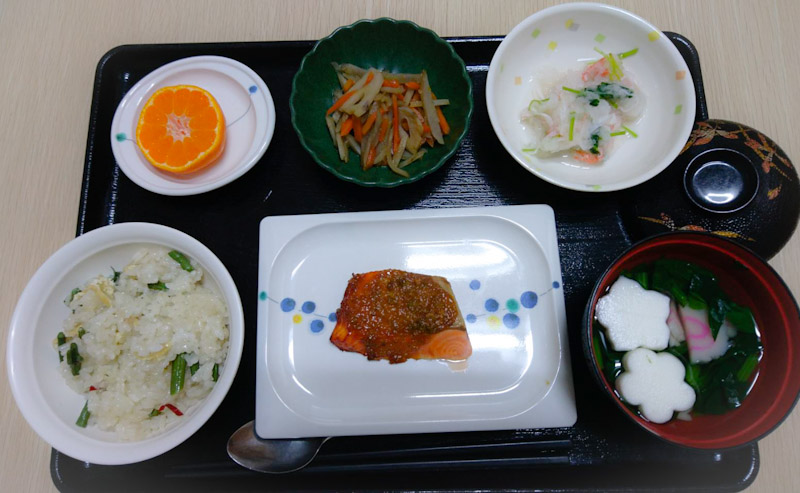 今日のお昼ご飯は おこわ 鮭のふきみそ焼き きんぴら みぞれ和え お吸い物 果物 建国記念日の お祝い食です