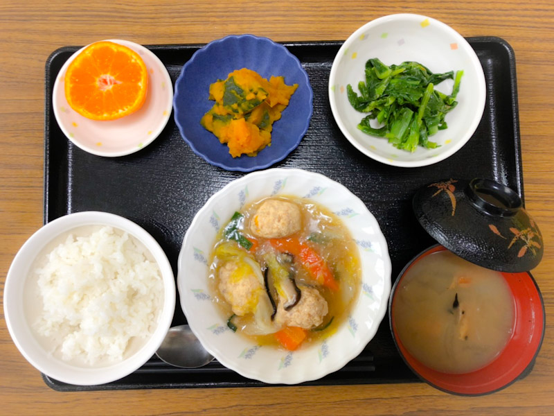 今日のお昼ごはんは、肉団子と白菜の煮物、からし和え、含め煮、みそ汁、果物でした。