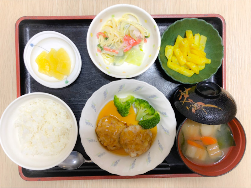 今日のお昼ごはんは、大根入り豚バーグ、スパゲティサラダ、カレーポテト、みそ汁、果物でした。