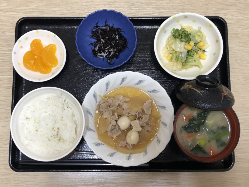 きょうのお昼ごはんは、豚肉と大根のこってり煮・和え物・ひじきの酢の物・みそ汁・くだものでした。