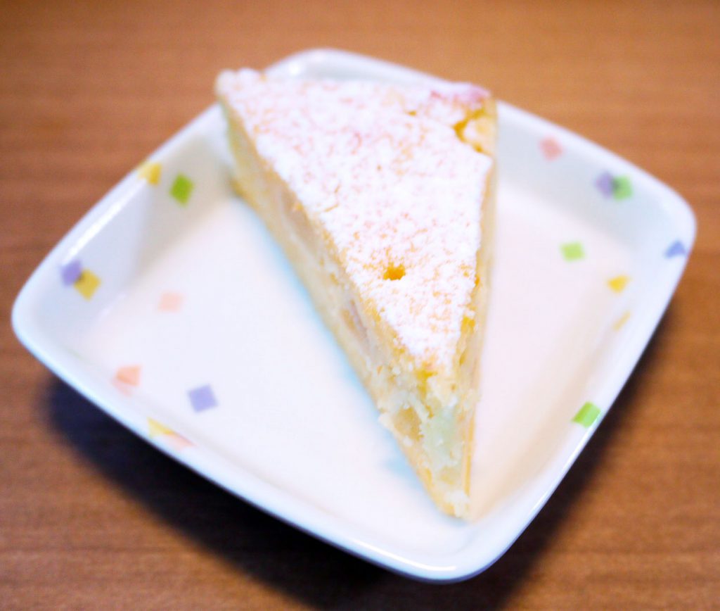 きょうのおやつは、リンゴケーキでした。