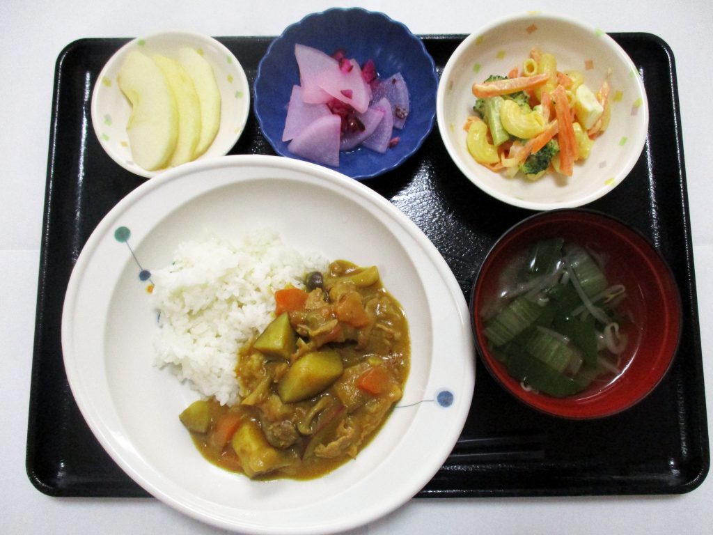 きょうのお昼ごはんは、おさつカレーライス・ゆで卵サラダ・しば漬け大根・みそ汁・くだものでした。