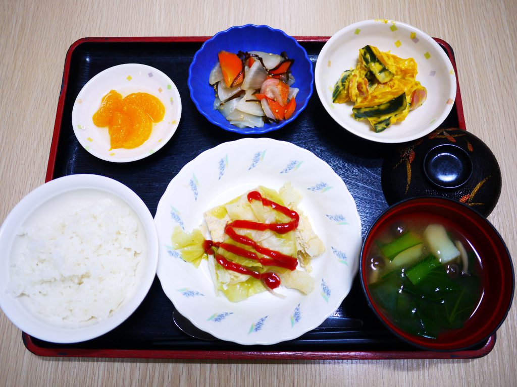 きょうのお昼ごはんは、挽肉とキャベツの重ね蒸し・かぼちゃサラダ・浅漬け・お吸い物・くだものでした。