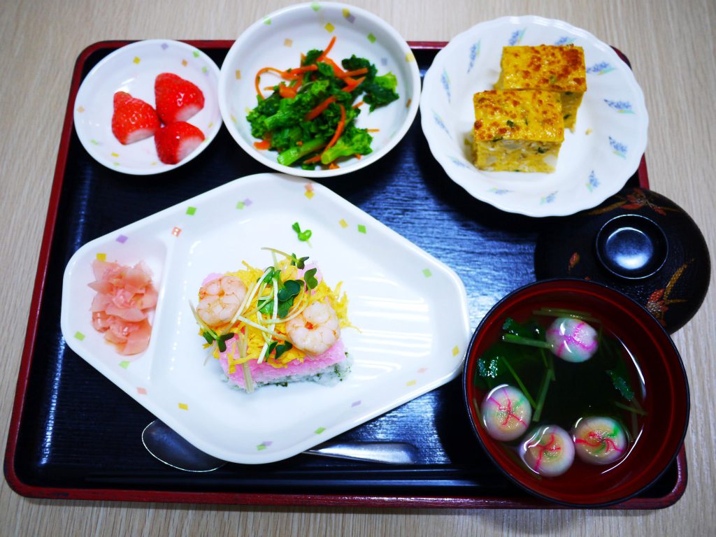 きょうのお昼ごはんは、押し寿司・鶏そぼろとジャガイモの和風オムレツ・菜花のからし和え・お吸い物・くだものでした。