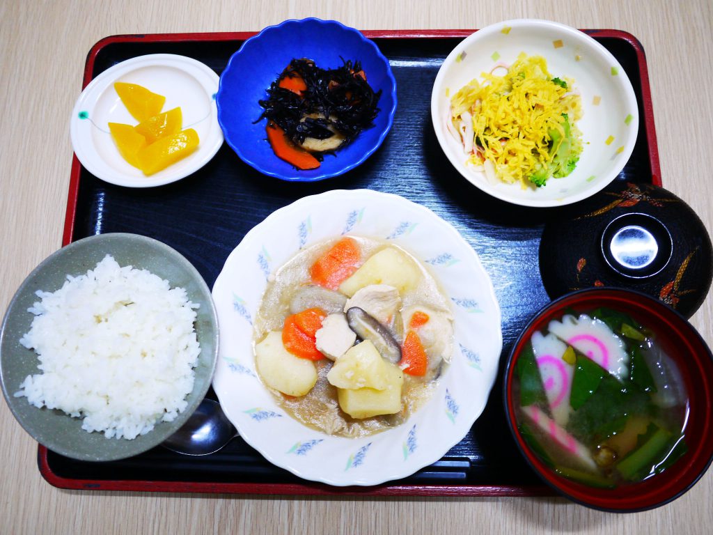 きょうのお昼ごはんは、吉野煮・天かす和え・ひじき煮・みそ汁・くだものでした。