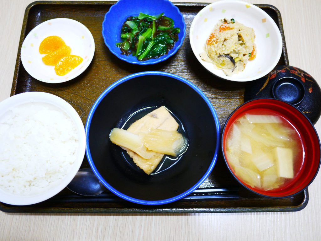 きょうのお昼ごはんは、煮魚・炒りおから・もずく和え・みそ汁・くだものでした。