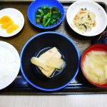 きょうのお昼ごはんは、煮魚・炒りおから・もずく和え・みそ汁・くだものでした。