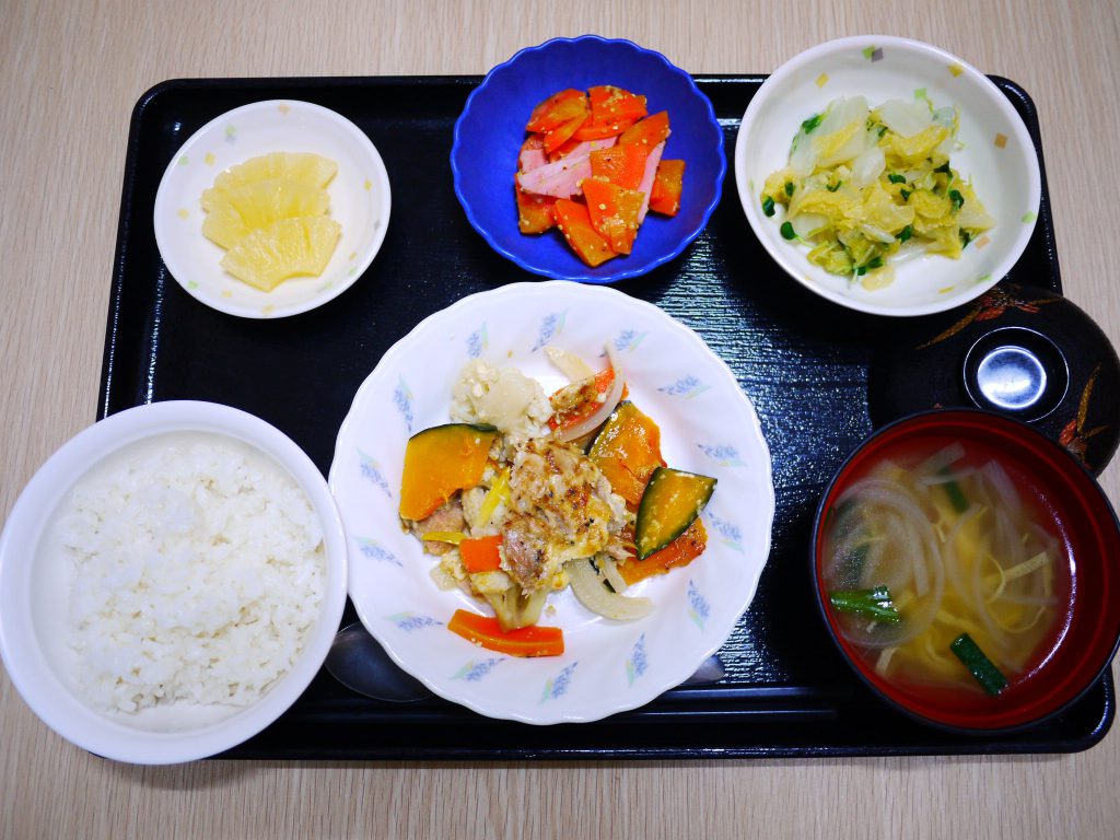 きょうのお昼ごはんは、ツナと野菜のマヨネーズ焼き・人参サラダ・浅漬け・みそ汁・くだものでした。