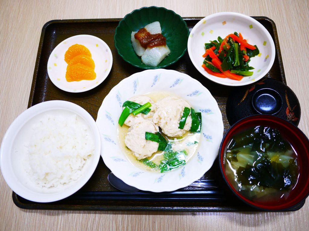 きょうのお昼ごはんは、おからともやしのつくね煮・和え物・ふろふき大根・みそ汁・くだものでした。