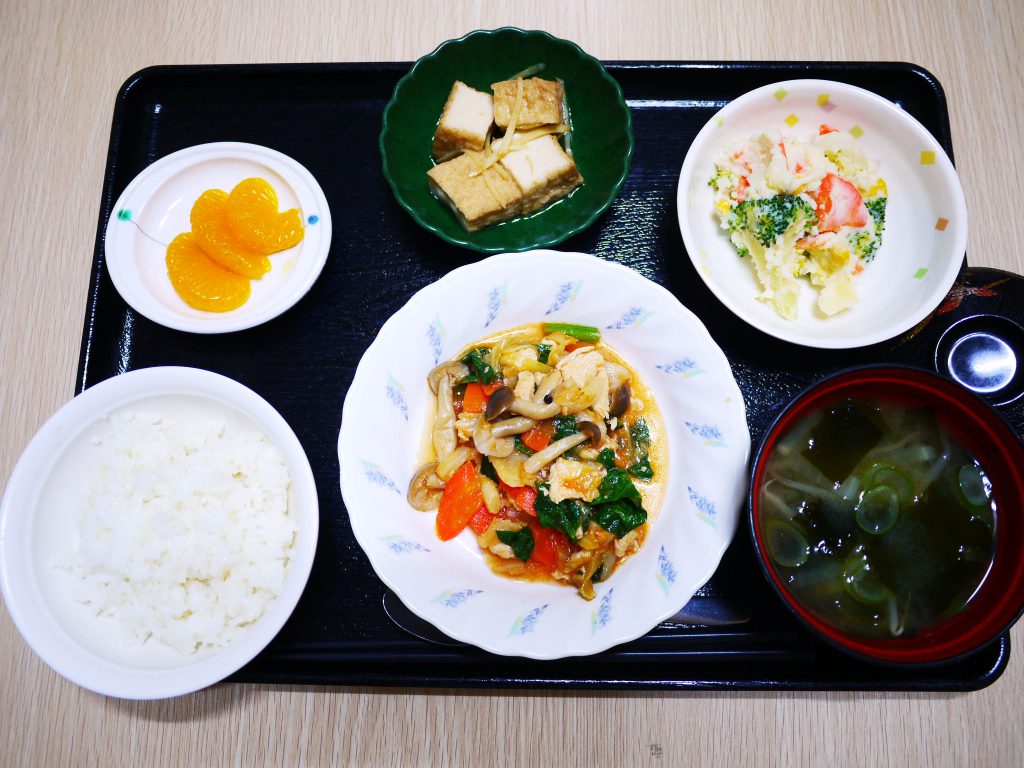 きょうのお昼ごはんは、鶏肉のケチャップ炒め・ポテトサラダ・厚揚げ煮・みそ汁・くだものでした。