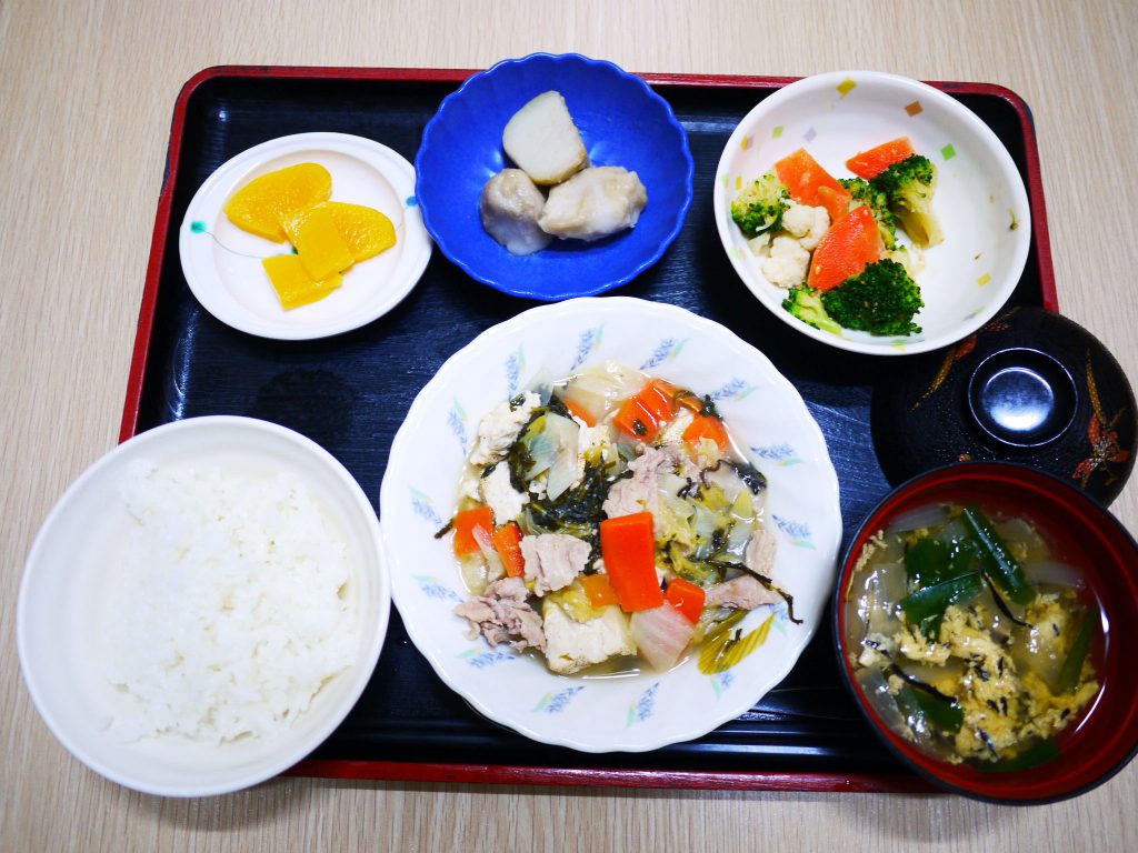 きょうのお昼ごはんは、すき焼き風煮・花野菜の和え物・里芋の煮ころがし・みそ汁・くだものでした。