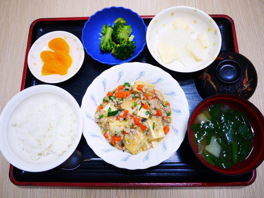 きょうのお昼ごはんは、家常豆腐・りんごと大根のサラダ・ブロッコリーの生姜和え・みそ汁・くだものでした。