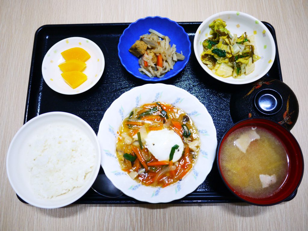 きょうのお昼ごはんは、落とし卵の野菜あんかけ・めかぶ和え・切り干し煮・みそ汁・くだものです。