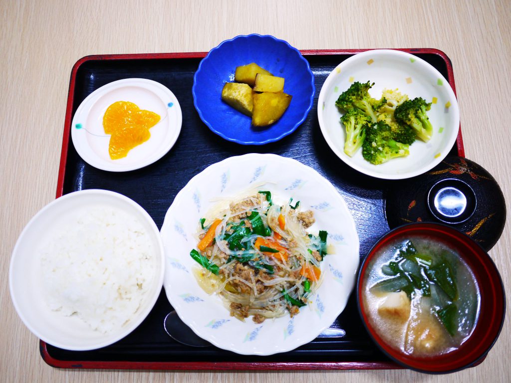 きょうのお昼ごはんは、挽肉と春雨の中華煮・生姜和え・おさつの甘辛煮・みそ汁・くだものでした。