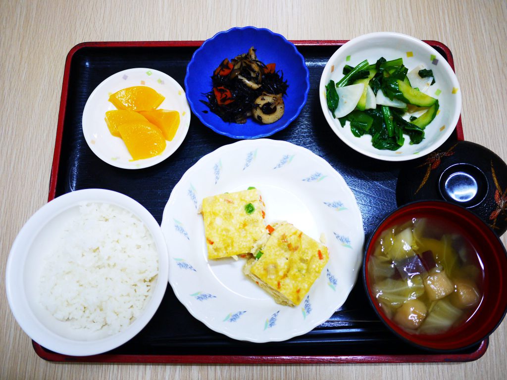 きょうのお昼ごはんは、擬製豆腐・具だくさんおろし・ひじき煮・みそ汁・くだものでした。