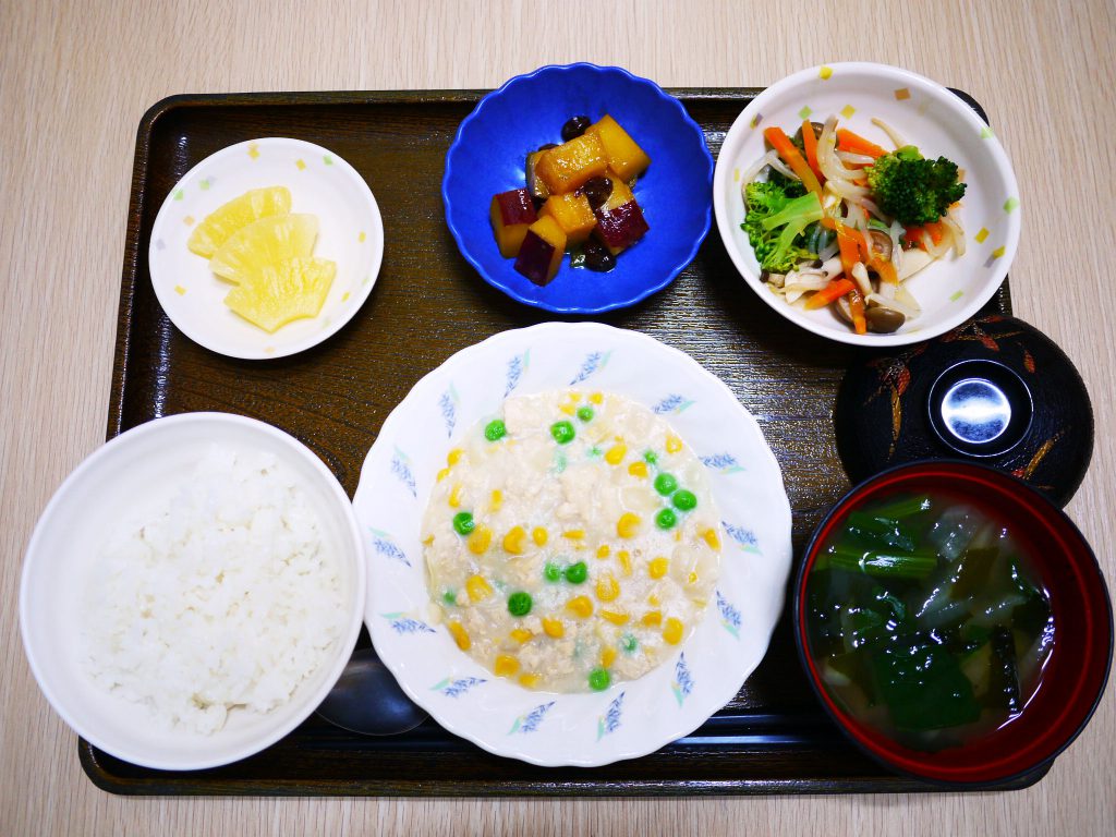 きょうのお昼ごはんは、挽肉とコーンのクリーム煮・サラダ・さつまいものオレンジ煮・みそ汁・くだものでした。