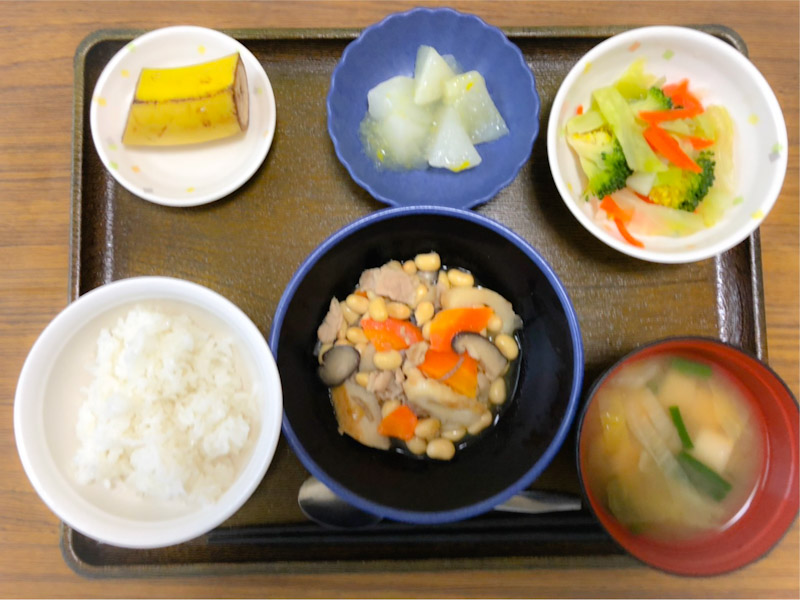 今日のお昼ごはんは、大豆五目煮、生姜和え、大根のゆずあん、みそ汁、果物でした。