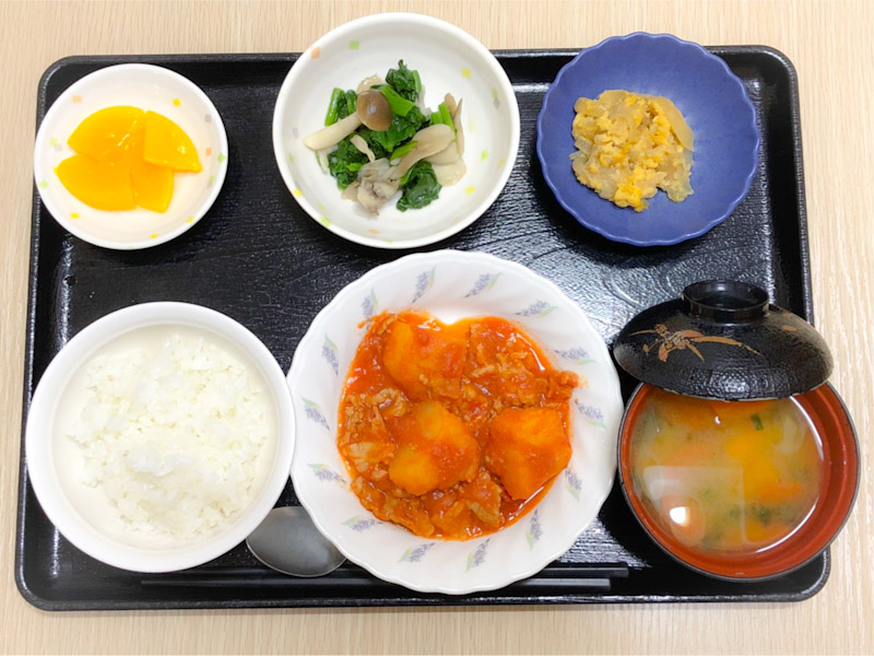 今日のお昼ごはんは、豚肉とじゃが芋のトマト煮、青菜ときのこの和え物、玉ねぎの卵とじ、みそ汁、果物でした。