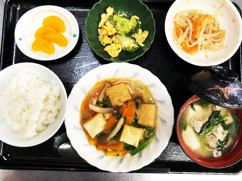 きょうのお昼ごはんは、あんかけ厚揚げ・ブロッコリーの卵炒め・和え物・豚汁・くだものでした。