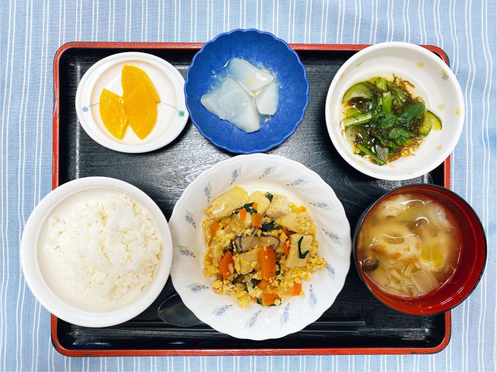 きょうのお昼ごはんは、ツナと高野豆腐の卵とじ・もずく和え・大根のくず煮・みそ汁・くだものでした。