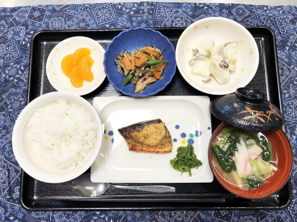 きょうのお昼ごはんは、鯖の玉ねぎ風味焼き・切り干し煮・甘ずっぱおさつサラダ・みそ汁・くだものでした。