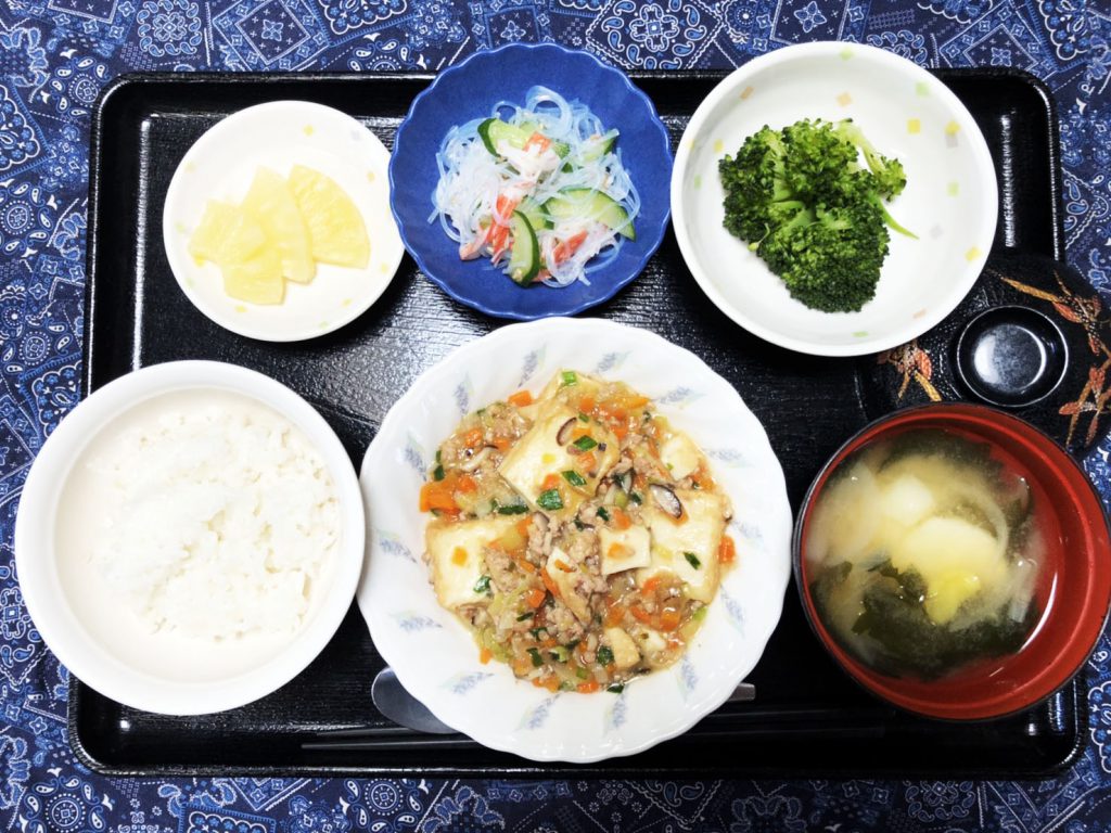 きょうのお昼ごはんは、家常豆腐・春雨の酢の物・青じそ和え・みそ汁・くだものでした。
