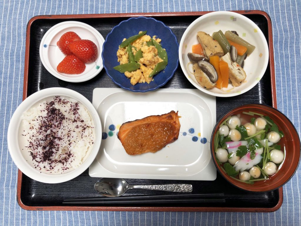 きょうのお昼ごはんは、鮭の木の芽焼き・きぬさやサラダ・含め煮・お吸い物・みそ汁・くだものでした。