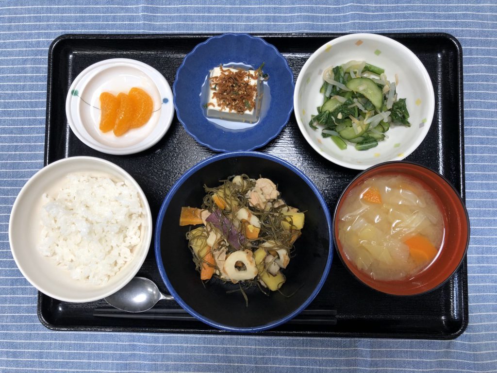 きょうのお昼ごはんは、豚肉と切り昆布の炒め煮、青菜の生姜和え、煮奴、味噌汁、くだものでした。