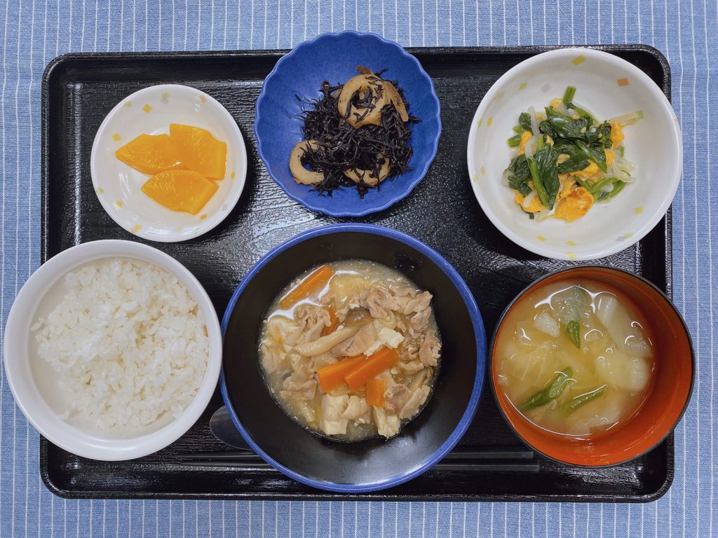 きょうのお昼ごはんは、肉豆腐、和え物、ひじき煮、味噌汁、くだものでした。