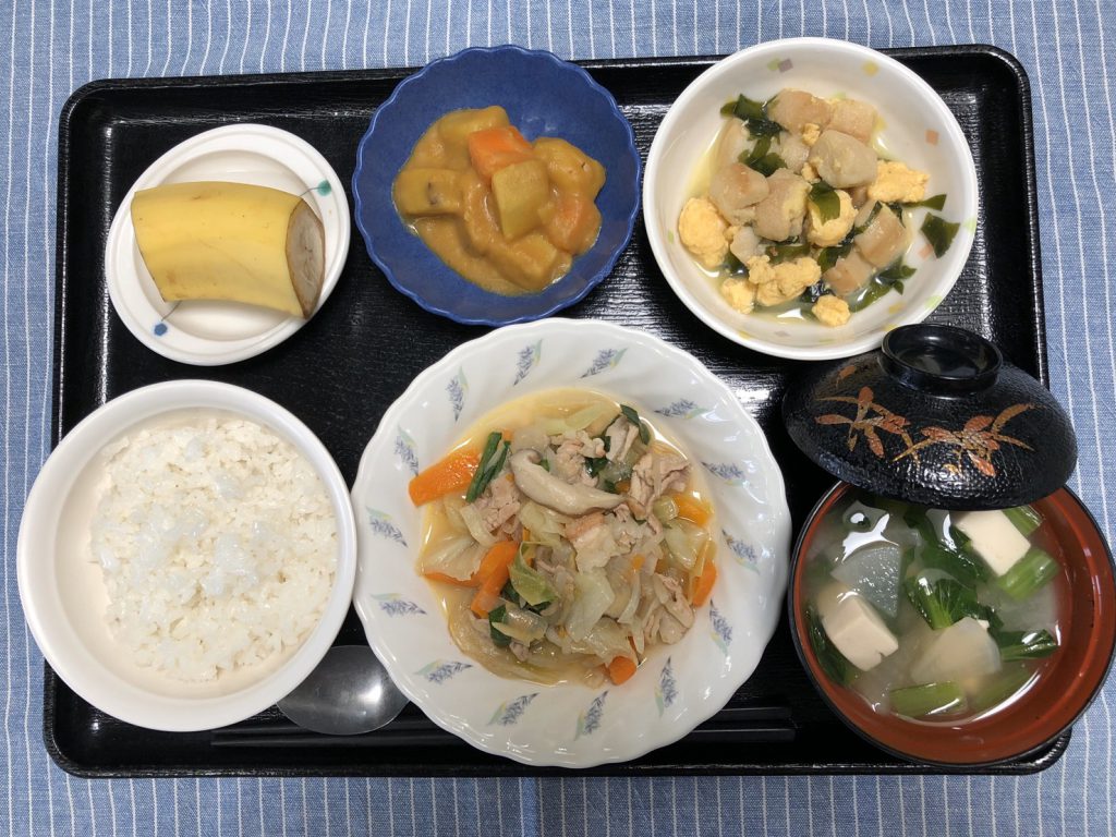 きょうのお昼ごはんは、肉野菜炒め、カレー煮、お麩の卵とじ、みそ汁、くだものでした。
