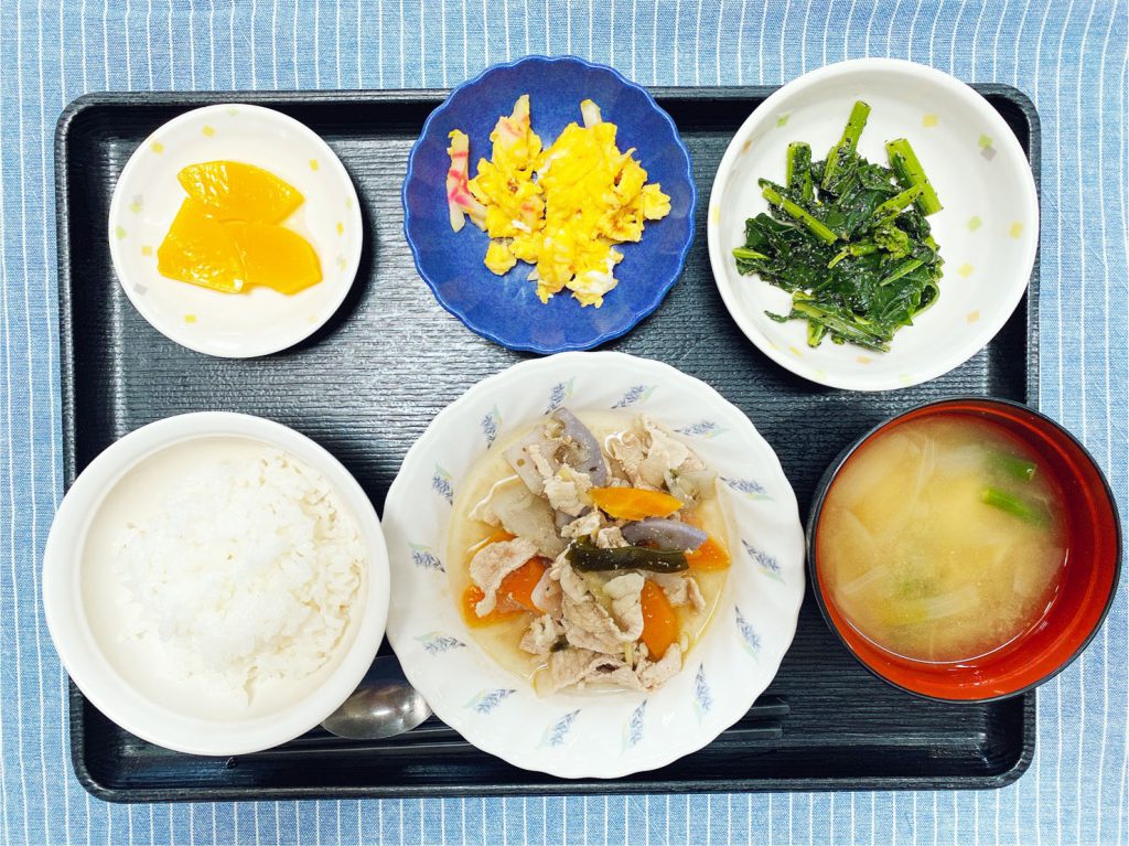 きょうのお昼ごはんは、和風ポトフ・青菜のごま和え・炒り卵・みそ汁・くだものです。
