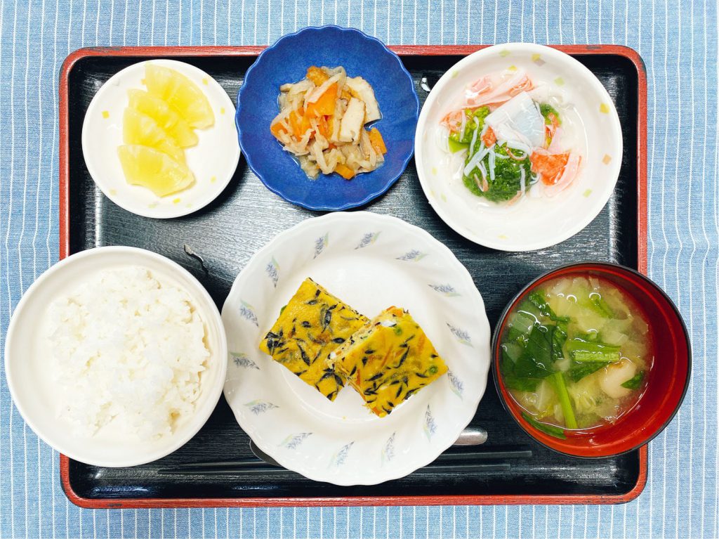 きょうのお昼ごはんは、五目卵焼き・切り干し煮・ブロッコリーのかにかまあん・みそ汁・くだものでした。