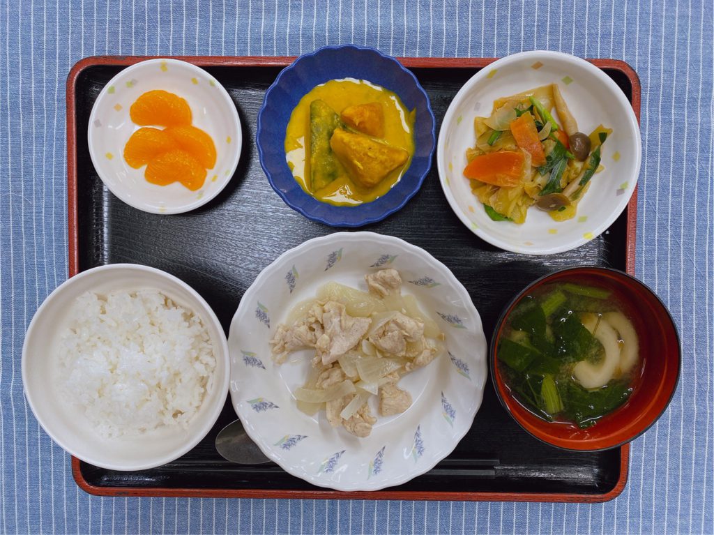 きのうのお昼ごはんは、鶏肉のレモン蒸し・野菜炒め・みそ汁・くだものでした。