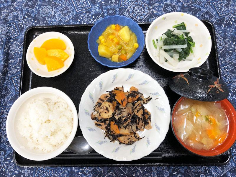 きょうのお昼ごはんは、磯炒め・小松菜のナルム・カレーポテト・みそ汁・くだものでした。
