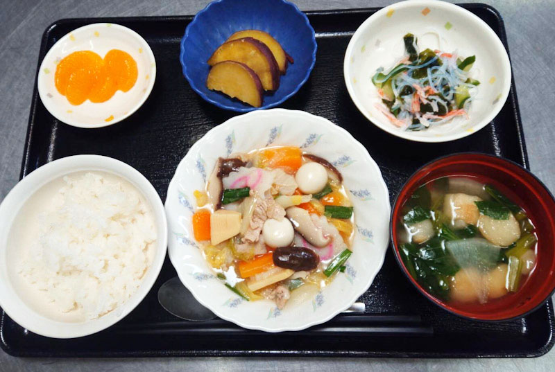 きのうのお昼ごはんは、八宝菜・春雨の酢の物・さつま芋煮・みそ汁・くだものでした。