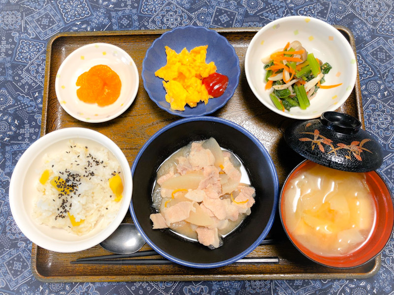 きょうのお昼ごはんは、豚肉の甘みそ煮、三色ナルム、炒り卵、味噌汁、くだものでした。
