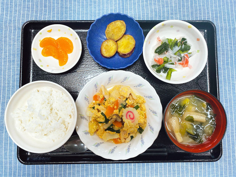 きょうのお昼ごはんは、親子丼・甘酢和え・おさつの甘辛煮・みそ汁・くだものでした。