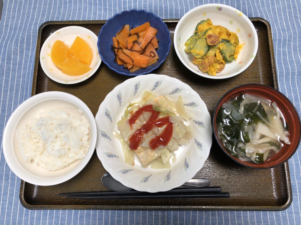 きょうのお昼ごはんは、挽肉とキャベツの重ね蒸し、かぼちゃサラダ、人参の和風ピクルス、みそ汁、くだものでした。