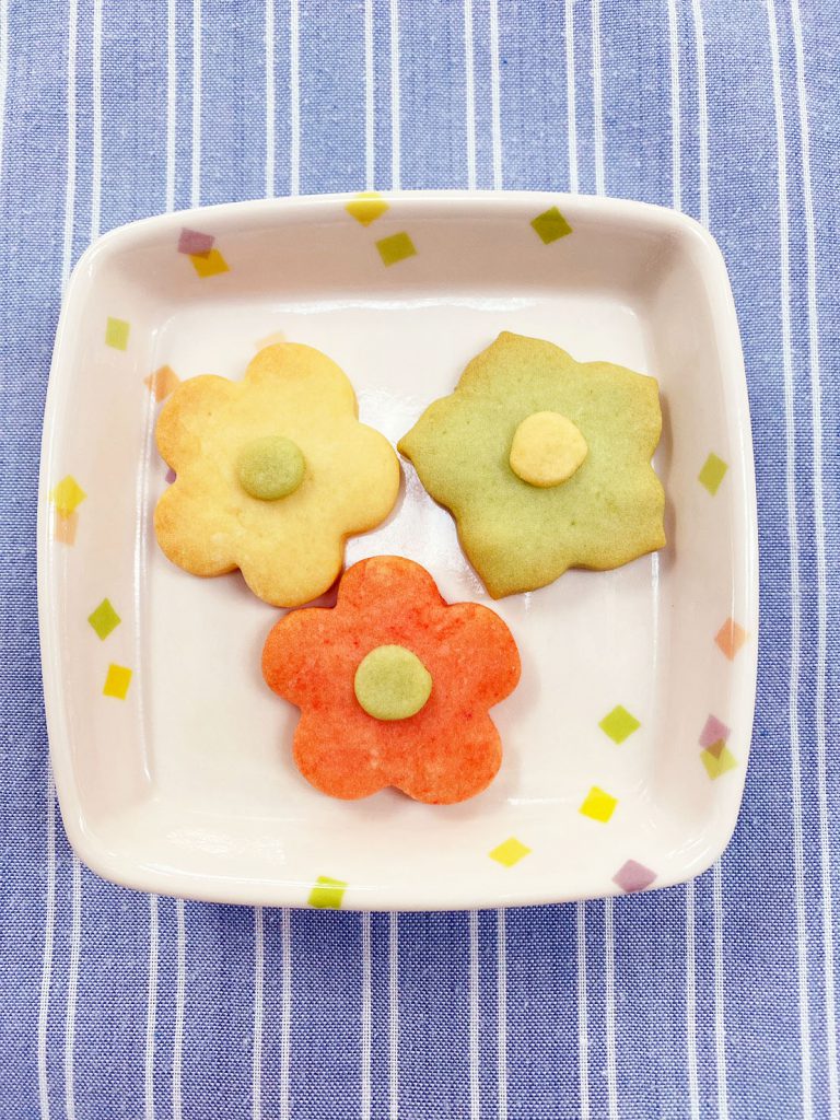 きょうのおやつは、お花のクッキーでした。