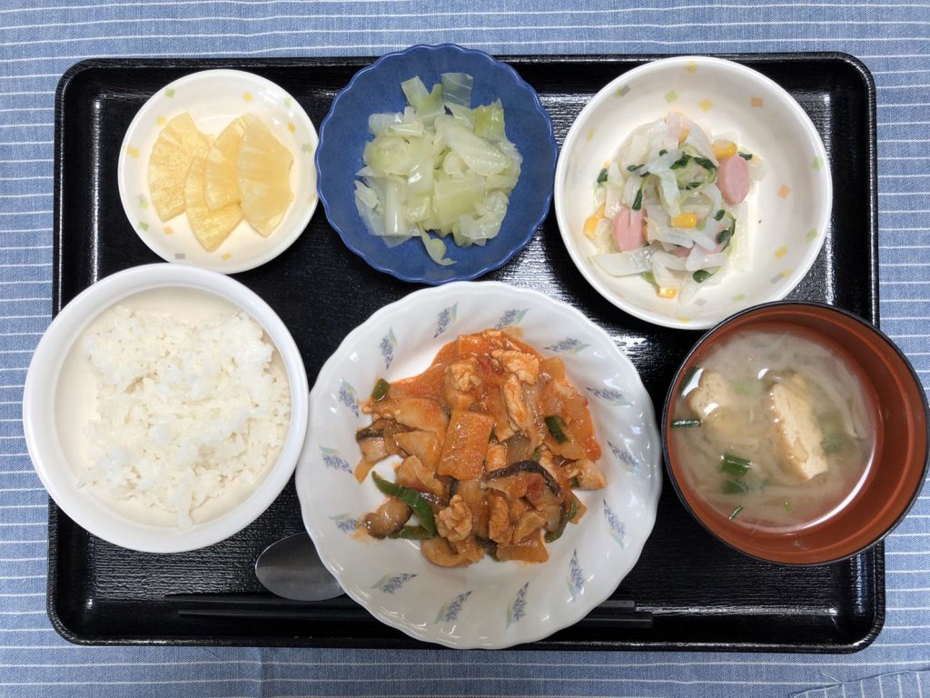 きょうのお昼ごはんは、鶏肉のトマト煮・大根サラダ・生姜和え・みそ汁・くだものでした。