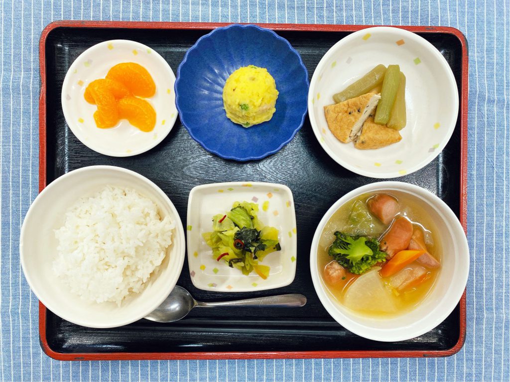 きょうのお昼ごはんは、ウインナーと野菜のスープ煮・含め煮・おさつサラダ・みそ汁・くだものでした。