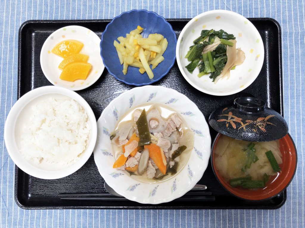 きょうのお昼ごはんは、和風ポトフ・ごま和え・じゃが炒め・みそ汁・くだものでした。