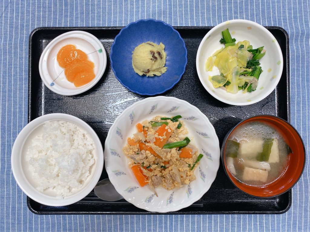 きょうのお昼ごはんは、豚肉と人参の卵とじ・甘酢和え・カレーポテト・みそ汁・くだものでした。
