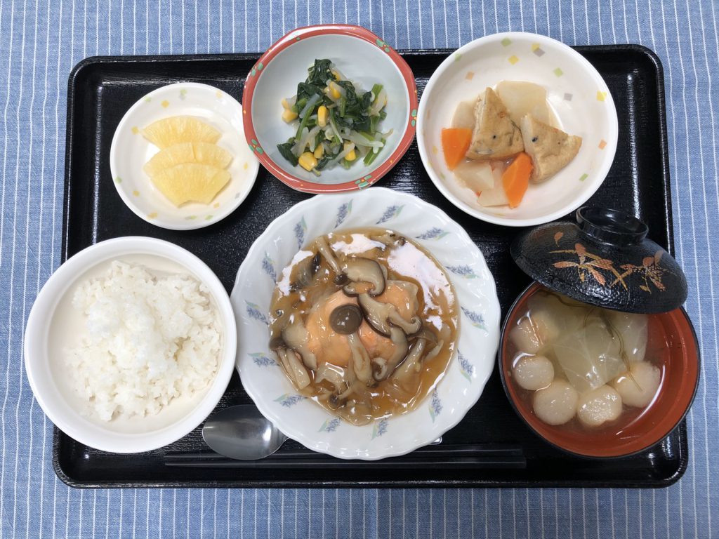 きょうのお昼ごはんは、蒸し鮭のきのこソース・和え物・煮物・みそ汁・くだものでした。