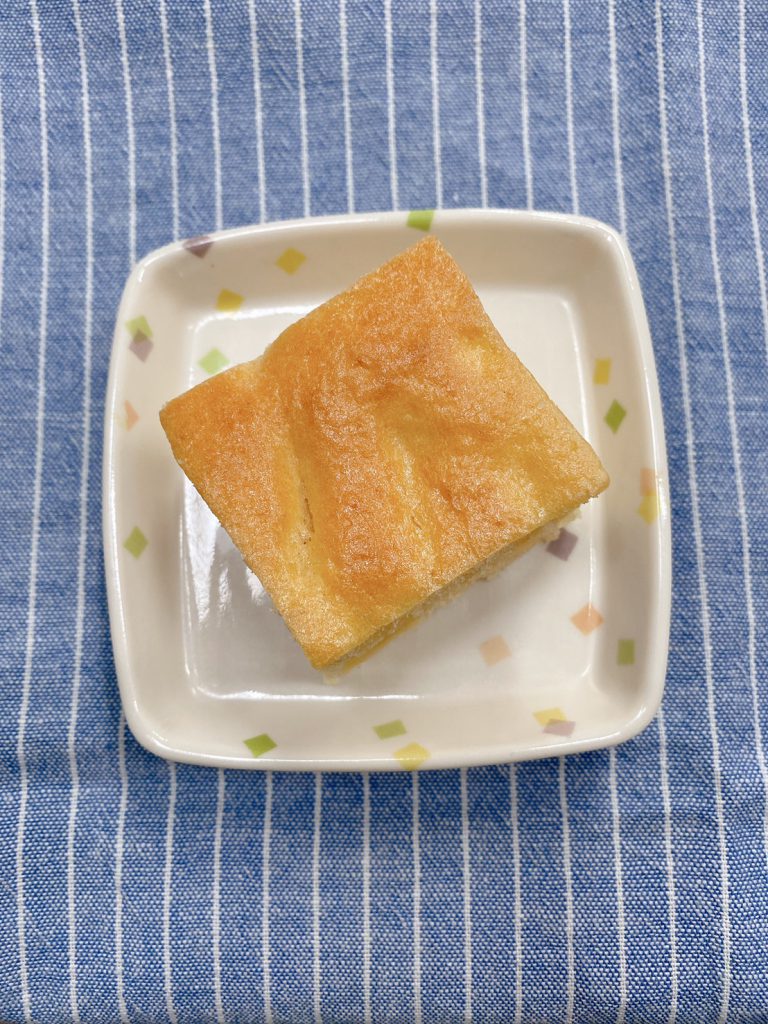 きょうのおやつは、パイナップルケーキでした。