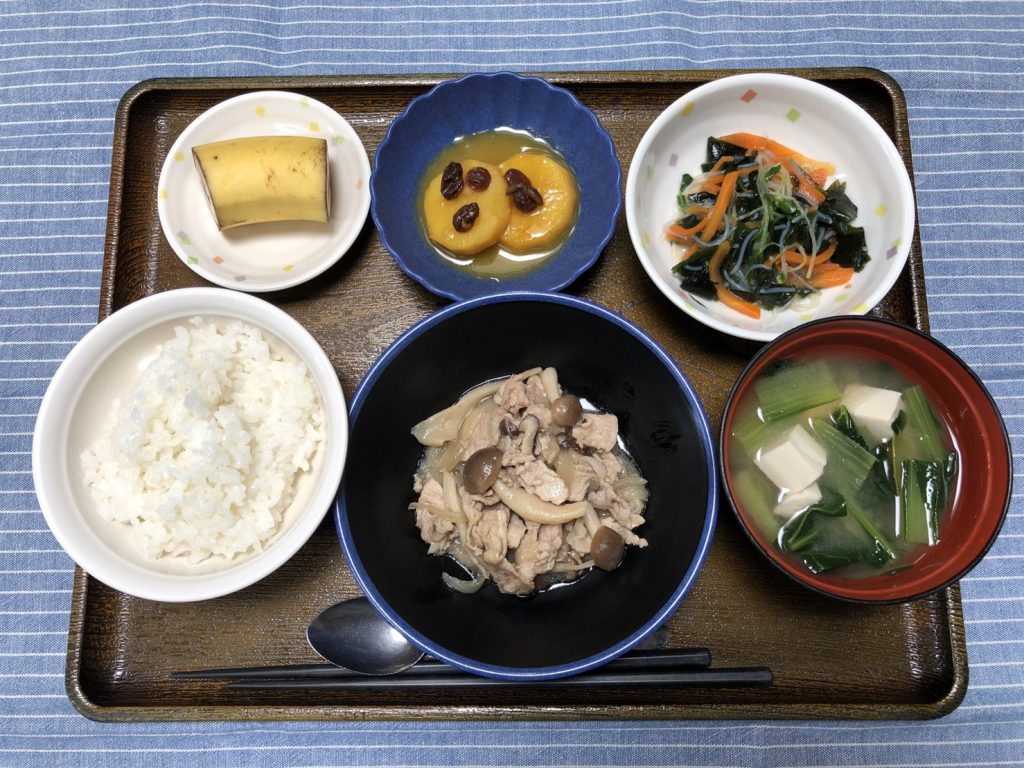 きょうのお昼ごはんは、豚肉とたっぷりきのこの炒め物・サラダ・さつまいものオレンジ煮・みそ汁でした。