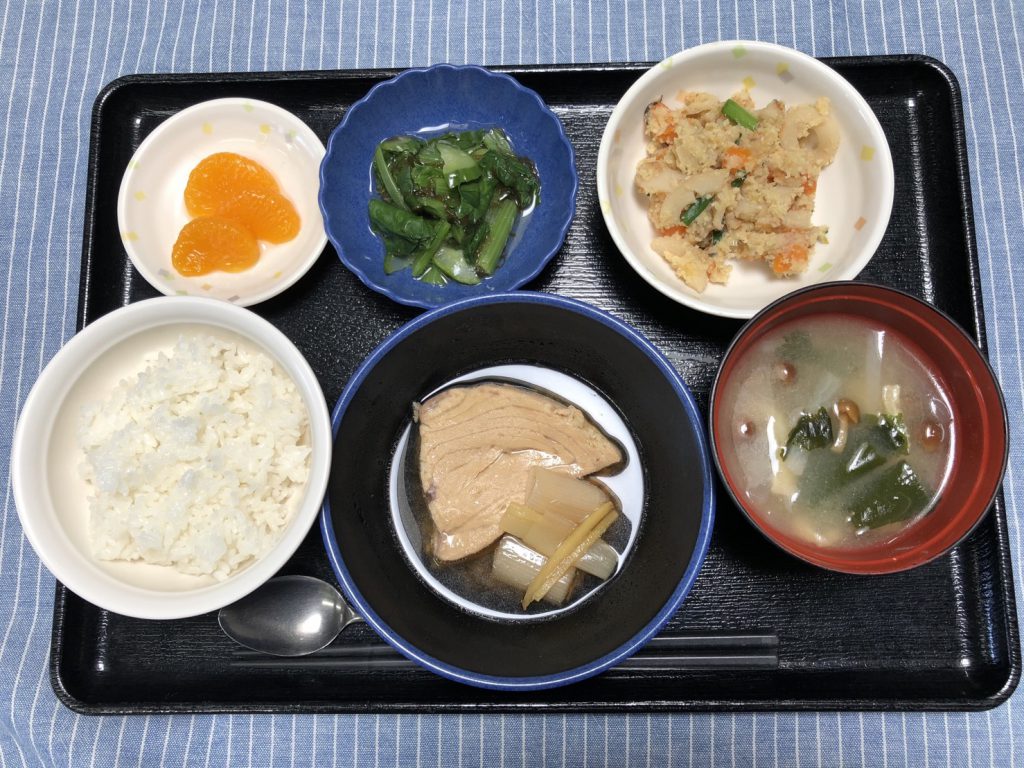 きょうのお昼ごはんは、煮魚・炒りおから・もずく和え・みそ汁・くだものでした。