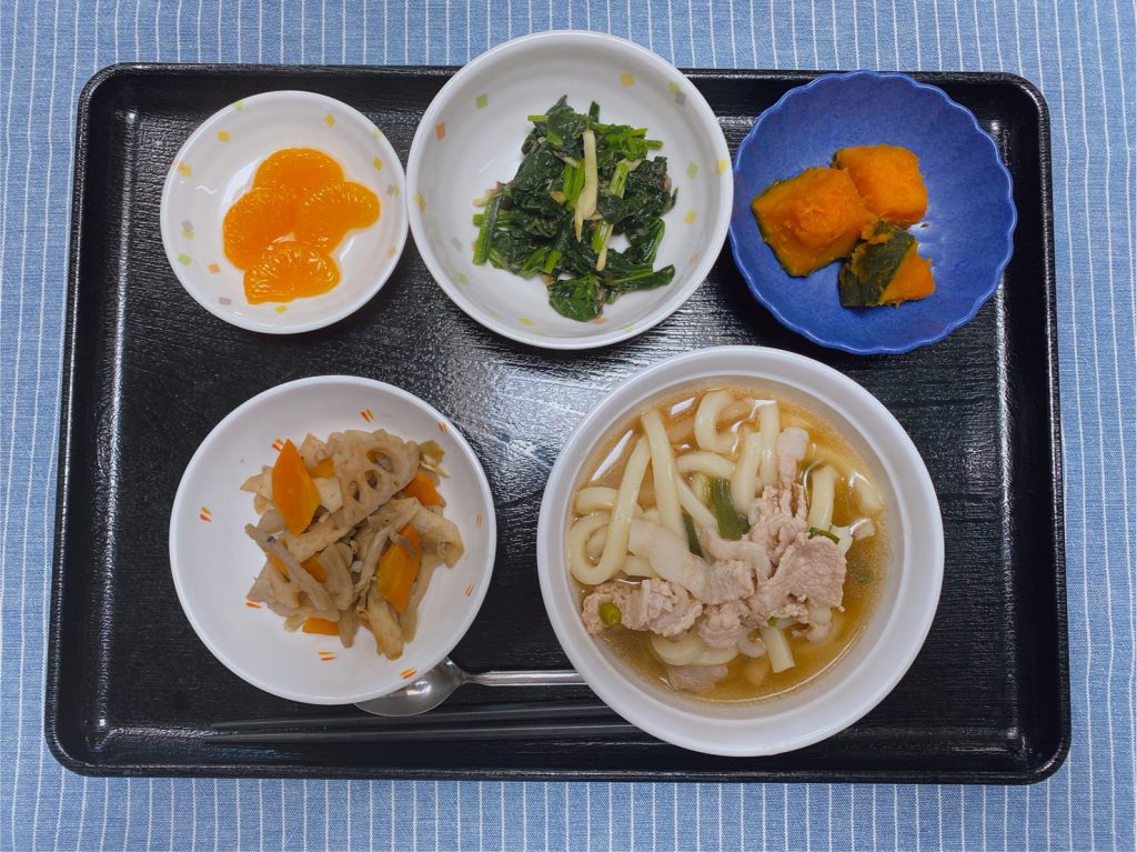 きょうのお昼ごはんは、肉うどん、根菜きんぴら、青菜和え、みそ汁、くだものでした。