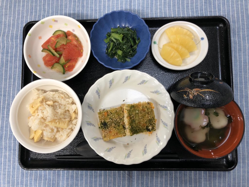 きょうのお昼ごはんは、筍ごはん、松風焼き、青葉の旨味和え、さっぱりトマト、お吸い物、くだものです。