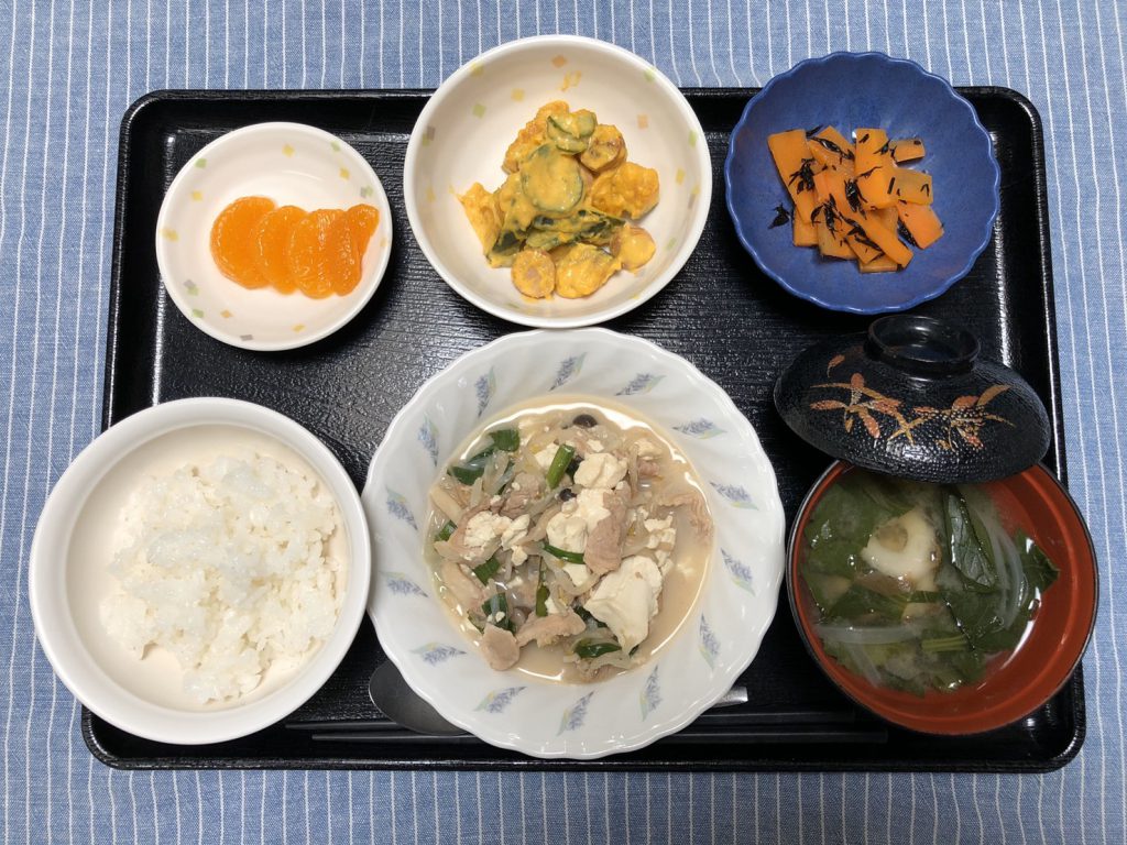 きょうのお昼ごはんは、豆腐ともやしのチャンプルー、かぼちゃサラダ、塩昆布和え、みそ汁、くだものでした。
